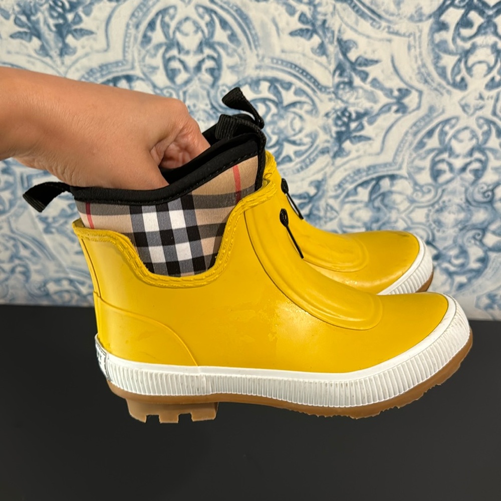 Burberry Rain Boots Like New